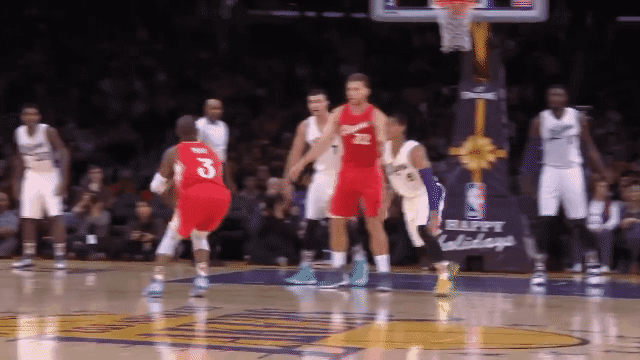 想不到吧!NBA中最疯狂的意外投篮合集!